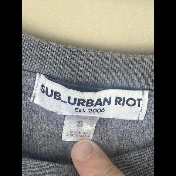 Sub Urban Riot Pullover T-Shirt Womens Size S Resting Grinch Face Gray Holiday - Picture 3 of 3